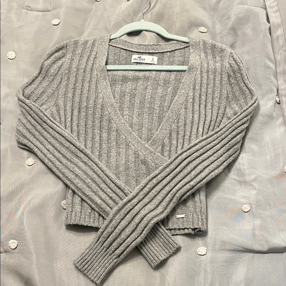 Hollister Light Gray V-Neck Ribbed Sweater